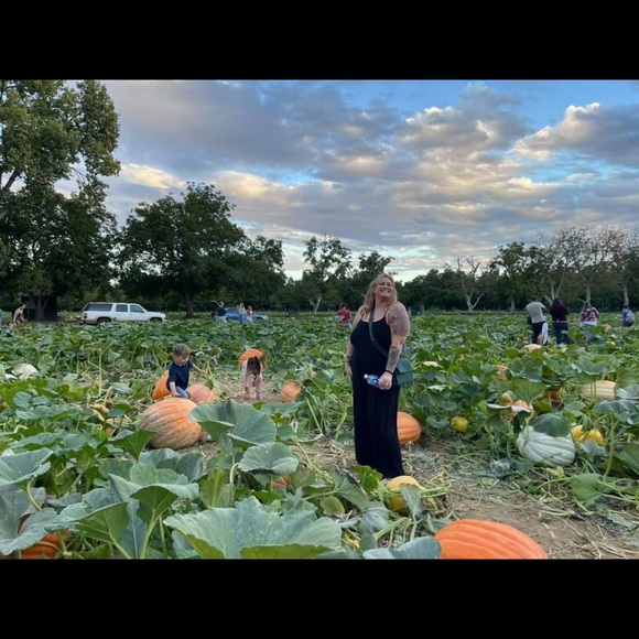 Meet your Posher, Lauren - Picture 3 of 5